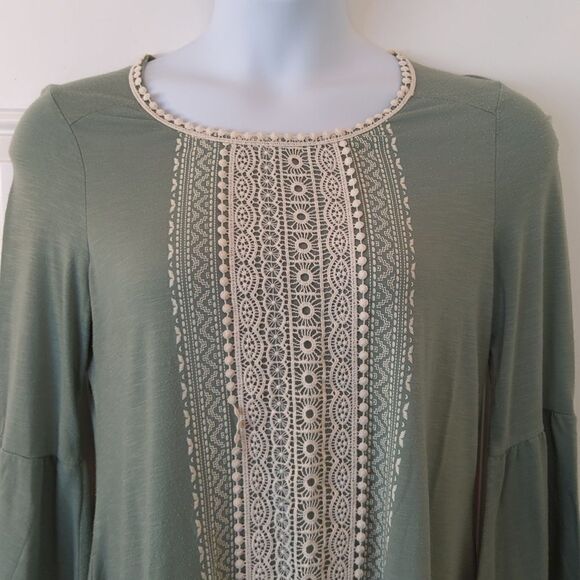 Tru Self sage green lace and screen print front Bell sleeve shark bite blouse - Picture 2 of 13